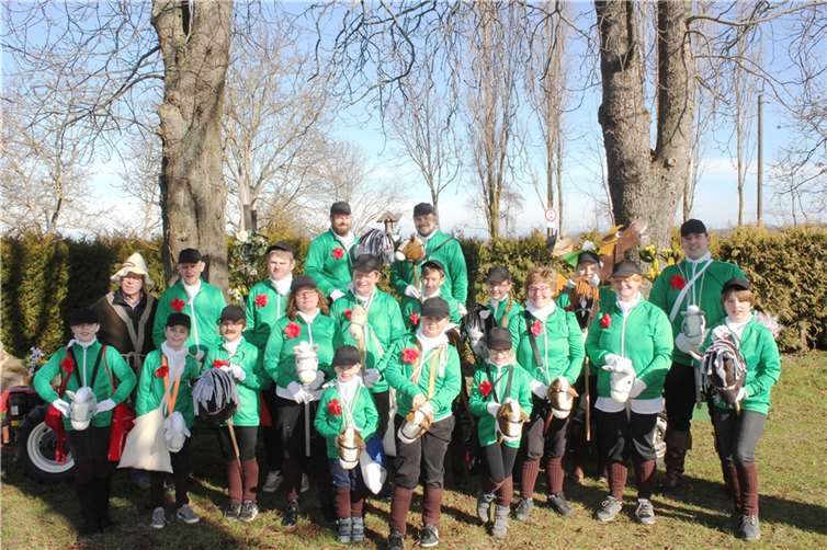 Markus FeuserIn Reitermontur und mit Steckenpferden galoppieren die Grünröcke im Altendorf-Ersdorfer Rosenmontagszug mit und bedachten die Jecken mit allerlei Kamellen, Äpfeln und mehr. Foto: St. Sebastianus Schützenjugend Ersdorf-Altendorf