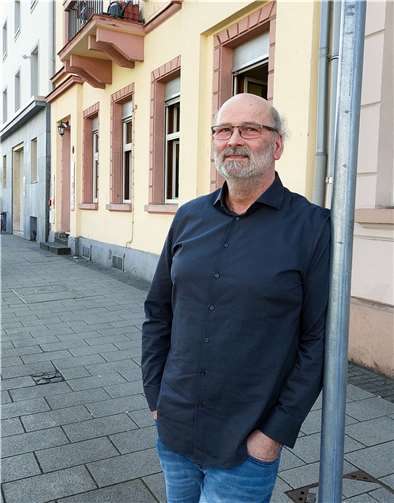 Markus Fröhlich vor der Neustadt 20. In der Caritas-Anlaufstelle fand der Diplom-Sozialarbeiter mehr als ein Vierteljahrhundert seine berufliche Erfüllung. Foto: Marco Wagner