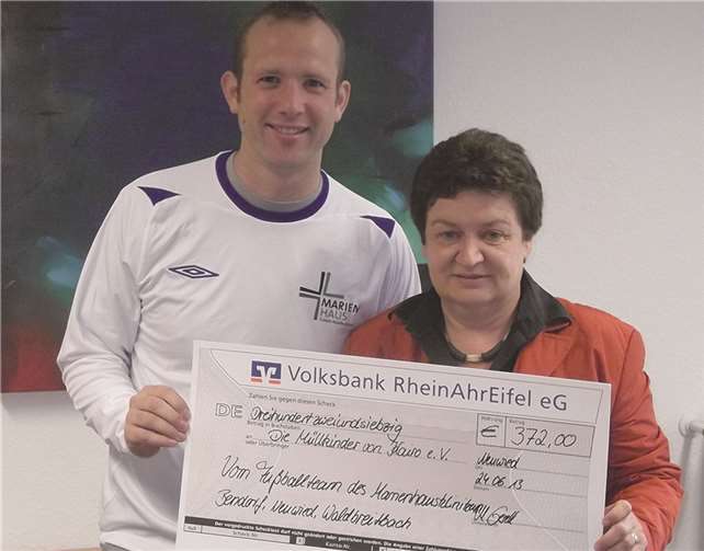 Markus Gesell übergibt als Vertreter der Fußballmannschaft Therese Schneider, Vorsitzende des Fördervereins „Müllkinder von Kairo e. V.“, einen Spendenscheck in Höhe von 372 Euro. privat