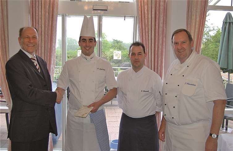Markus Geyermann (2.v.li.) aus Wirfus/Eifel belegte einen erfolgreichen 3. Platz bei den Landesmeisterschaften des Deutschen Hotel- und Gaststättenverbands. Über das erfolgreiche Abschneiden freuten sich mit ihm neben Hoteldirektor Steffen Melzow (li.), Küchenchef Jörg Münsterberg (re.) und insbesondere der langjährige Ausbilder Dirk Wieczorek (2.v.re.), der mit ihm den Wettbewerb vorbereitet hatte. privat