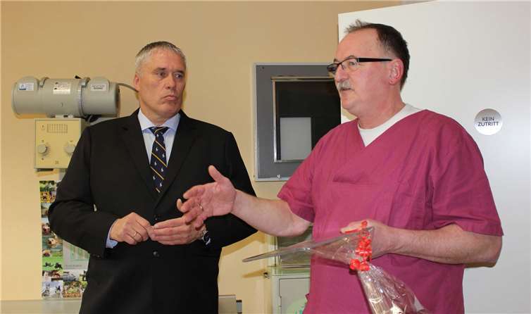 Markus Gilles bedankt sich bei Ortsbürgermeister Walter Schneider für die Auszeichnung mit dem Glaswappen der Ortsgemeinde Burgbrohl.