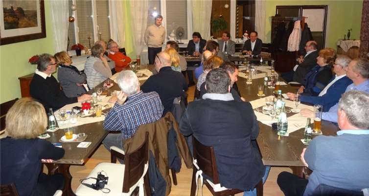 Markus Grote, ärztlicher Leiter des MVZ (hinten links stehend), daneben die Fraktionsspitze der CDU Kreistagsfraktion mit Udo Rau, Matthias Lammert und Günter Groß.privat