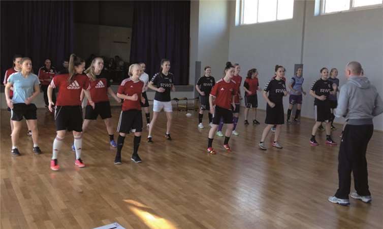 Markus Henning beim Fitnesstraining mit den Mädels der U17-Juniorinnen. privat