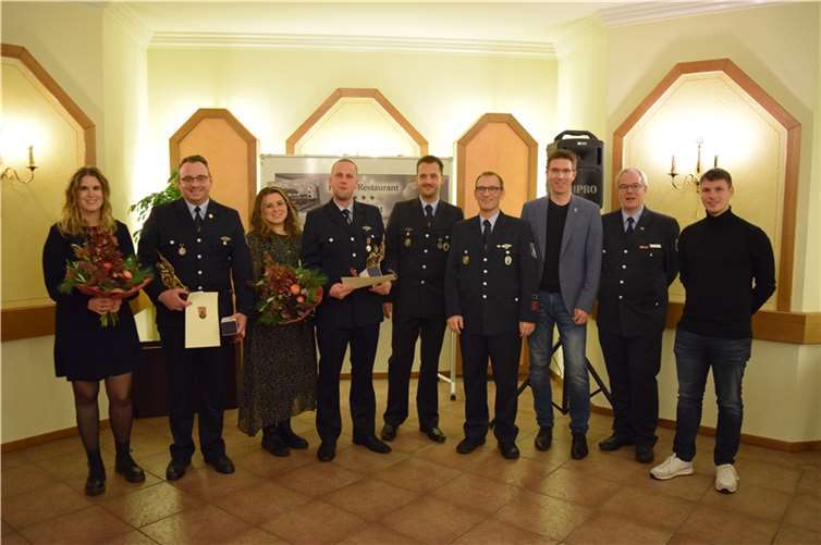 Markus Hummrich (2.v.l.) und Christian Haas (4.v.l.) wurden mit dem Silbernen Feuerwehrehrenzeichen des Landes Rheinland-Pfalz ausgezeichnet. Die Ehrungen führten Bürgermeister Sebastian Busch (3.v.r.), der stv. Wehrleiter Jörn Busenkell (2.v.r.) und Fabio Degen (r.) von der VG Pellenz durch. Dirk und Kai Schwindenhammer, Wehrführung der Feuerwehr Plaidt (4. und 5.v.r.) überreichten Geschenke der Feuerwehr. Blumen gab es für die Partnerinnen Christina Daub (l.) und Eda Akbey (3.v.l.). Fotos: Feuerwehr Plaidt/ Leoni Buthe
