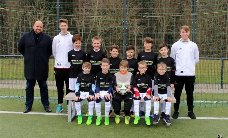 Markus Janke übergab den Trainern Jonah Lukowski und Marcel Jurgielaniec sowie der E II-Junioren die neuen Trikots. privat