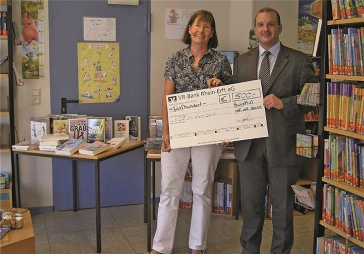 Markus Jordan überbrachte den Spendenscheck der VR-Bank. privat