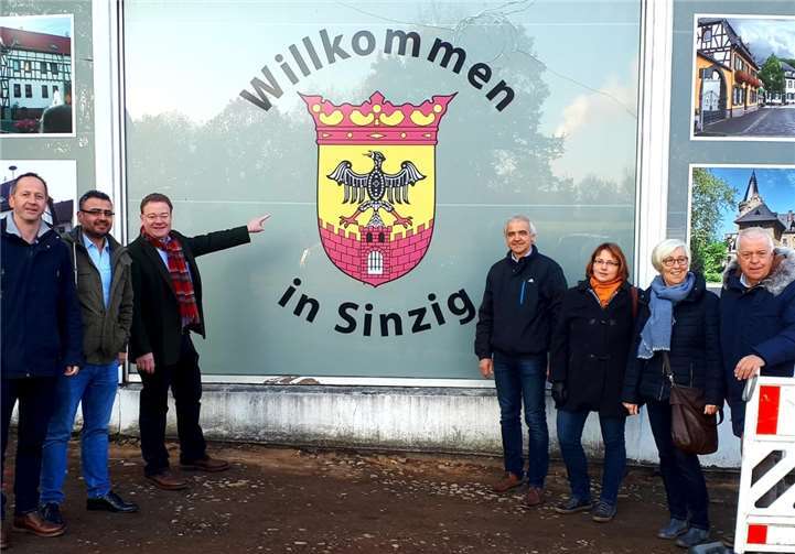 Markus Jüris, Jalal Kosuaha, Franz Hermann Deres, Hans-Werner Adams, Cora Blechen und Pia Wasem von der CDU Sinzig mit Guido Ernst beim Rundgang in Sinzig.privat