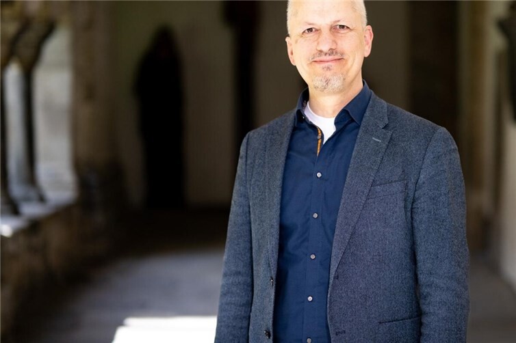 Markus Karas im Kreuzgang des Bonner Münsters