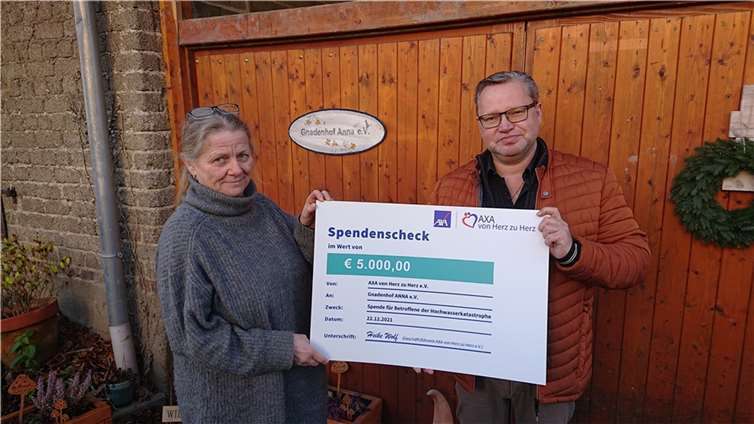 Markus Limberg freute sich, den Gnadenhof von Heike Schneider mit einem Scheck in Höhe von 5000 Euro zu überraschen. Foto: A. Eich
