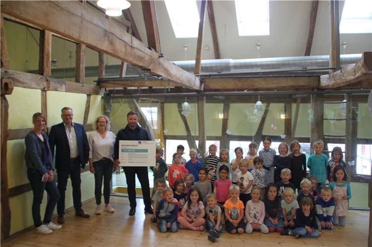 Markus Limberg und Patrick Engels aus der Hauptvertretung der AXA Versicherung AG in Rheinbach überreichten im Namen ihrer Versicherung der Kindergartenleiterin Frau Schnieber einen Scheck in Höhe von 5.000 Euro. Foto: privat