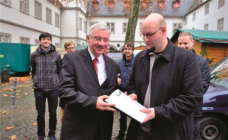 Markus Möwis (re.) übergab die gesammelten Unterschriften an Oberbürgermeister Dr Joachim Hofmann-Göttig. - HEP -