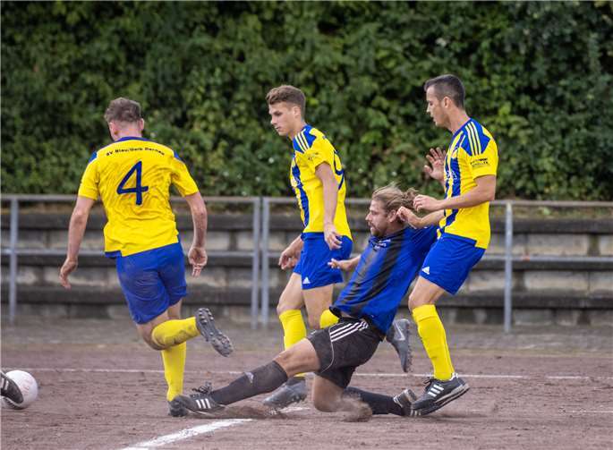 Markus Mohr (Heimersheim) im Zweikampf mit Pascal Zirbel (links), Tizian Karaschewitz (mitte) und Ivan Bossauer (rechts). Foto: Andreas Ennenbach
