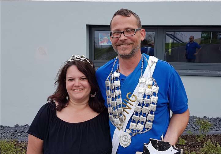 Markus Mollberg gelang beim Königsschießen der entscheidende Treffer. Gemeinsam mit seiner Frau Michaela wird er die Dorfgemeinschaft bei der Kirmes im Herbst als Königspaar vertreten.