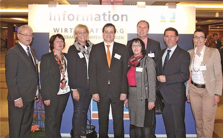 Markus Müller (4.v.l.), Vorstandsmitglied, Christoph Kniel (1.v.l.), Direktor Regionalmarkt AhrBrohltal.  Privat