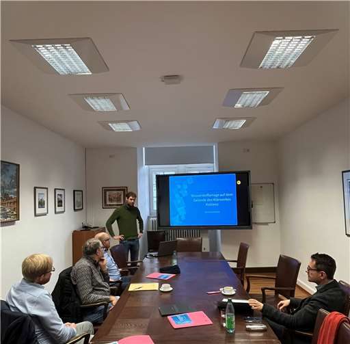 Markus Nachtsheim stellte im Beisein seiner Praxisbetreuer OB Langner die Ergebnisse seiner Untersuchung zur energetischen und wirtschaftlichen Effizienz einer Wasserstoffanlage beim Klärwerk Koblenz vor.
