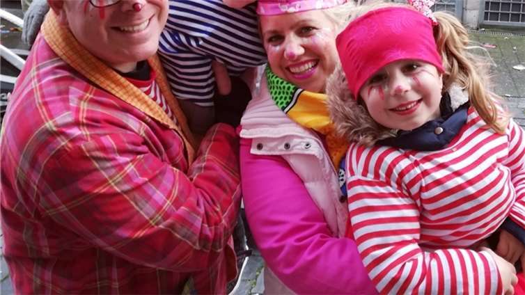 Markus, Nadine, Lara und Paul auf dem Rosenmontagszug in Ahrweiler.