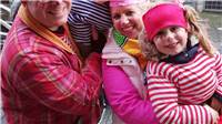 Markus, Nadine, Lara und Paul auf dem Rosenmontagszug in Ahrweiler.