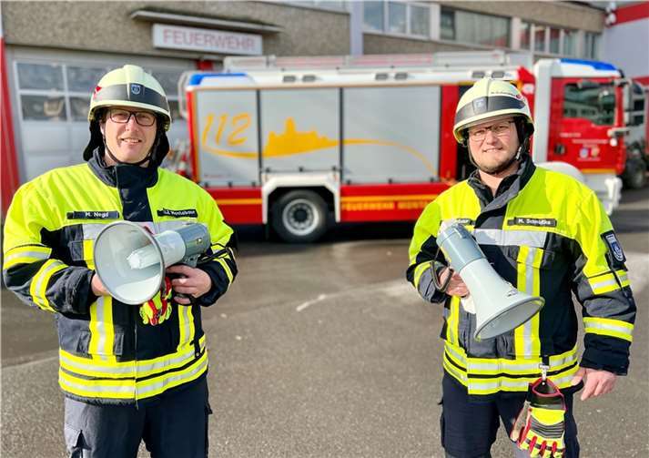Markus Negd (links), stellvertretender Löschgruppenführer der Löschgruppe Horressen-Elgendorf, und Michael Schmidtke, Gerätewart der Verbandsgemeinde, mit zwei der insgesamt 50 neuen Megafone, die vergangenen Sommer – unmittelbar nach den Ereignissen an der Ahr - für die Feuerwehren in der VG Montabaur angeschafft wurden. Tritt ein Katastrophenfall ein, soll mit ihnen die Bevölkerung entsprechend gewarnt und informiert werden.  Foto: VG Montabaur
