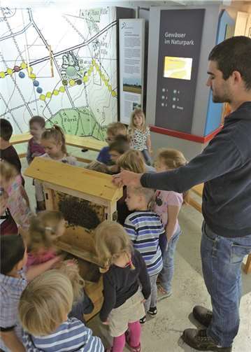 Markus Nolden erklärt den Kindern die Fähigkeiten eines Bienenvolkes. privat