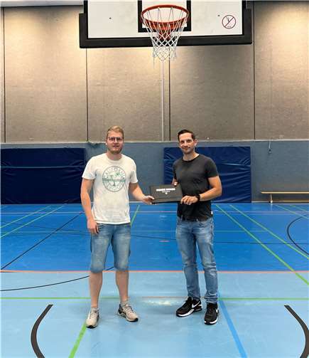 Markus Normann hat das Taktikboard und damit die Verantwortung für den Spielbetrieb der Mannschaft in der Sommerpause an Lars Jähnke übergeben.  Foto: privat