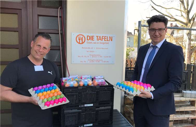 Markus Oehlschläger, stellv. Leiter der Neuwieder Tafel und Christian Kehr, Leiter Regionalmarkt Neuwied bei der Übergabe der Ostereier. Foto: privat