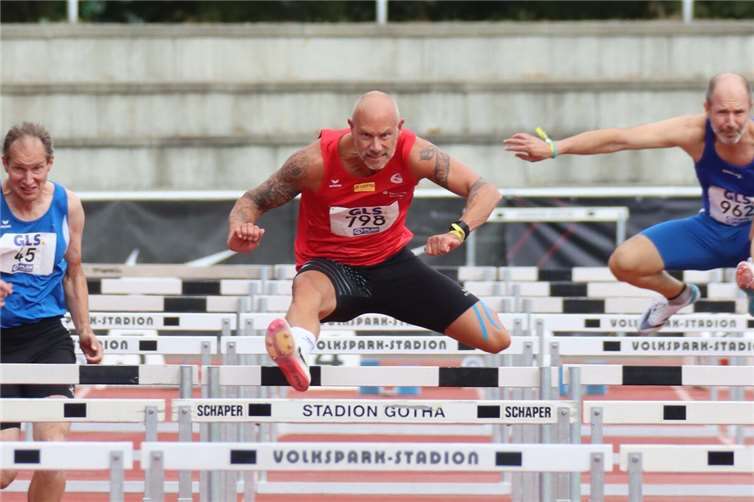 Markus Paquée gewann über die 100 Meter Hürden bei der Masters-DM in Gotha Gold in der Altersklasse M50.Foto: Vera Sunke