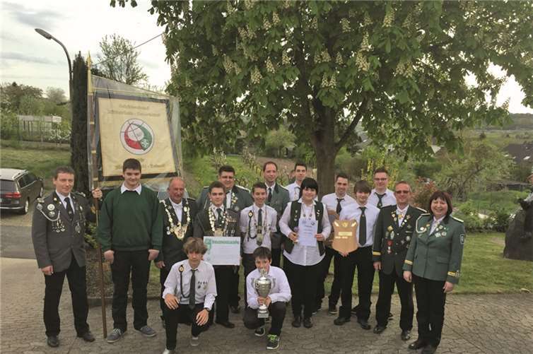 Markus Plönissen, Jonas Friedrich und Bezirkskönig Karl-Heinz Steffes (links), Bezirksjungschützenmeister Eric Stumm und Jürgen Sass mit den neuen Majestäten Sebastian Keller und David Gottlob (Bildmitte), Jil Kristin Kleinhaus und die Siegermannschaften, Bundesmeister Achim Berens, stellv. Bundesmeisterin Charlotte Neuser (rechts)privat.
