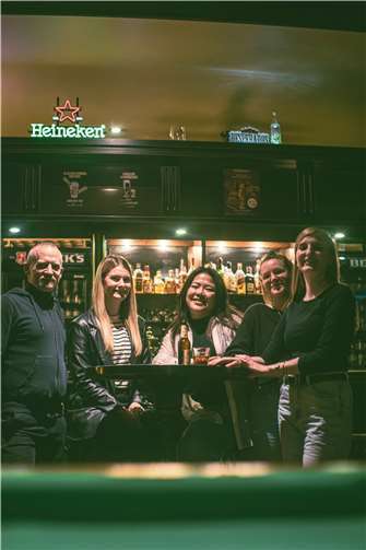 Markus Rodemerk (Inhaber der Kneipe Spökes), Natalie Bleser (Geschäftsführerin der Initiative ‚Sicherheit in unserer Stadt‘), Kim Che Le (dasKREATOP e.V.), Kim Viola Färber (Kulturlotsin der Stadt Koblenz) und Rebekka Jachmig (Leiterin der Kulturabteilung der Stadt Koblenz). Foto: Neumann Fotografie