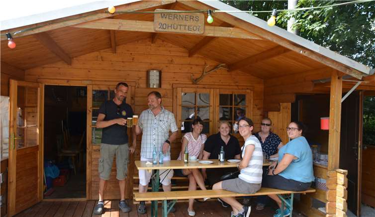 Markus Schäfer (links) und Karl Gundert stoßen auf das Heidefest 2019 an! Fotos: BE