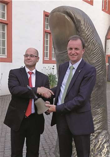 Markus Schendera (l.) übergibt die obligatorische Glocke an den neuen Präsidenten Guido Dönges (r.), der in den kommenden zwölf Monaten de Geschicke des Lions Club Koblenz leiten wird.