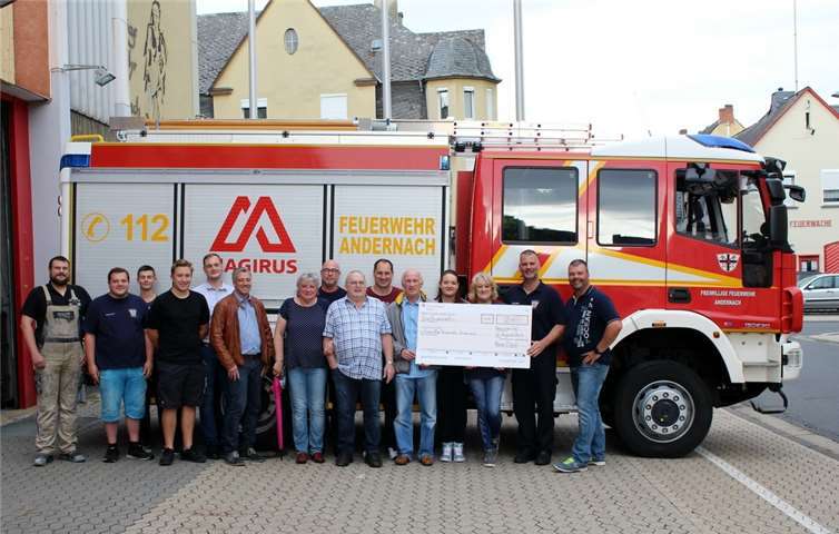 Markus Schenkel nahm stellvertretend und mit breitem Grinsen die 210 Euro und 10 Kisten Bier und fünf Kisten Cola/Limo an.Foto: privat