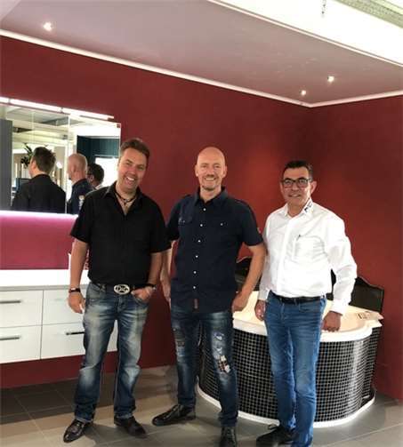 Markus Schmitt (li.) und Roland Kaltz (Mitte) bieten Badrenovierung aus einer Hand und mit vielen Extras. Privat