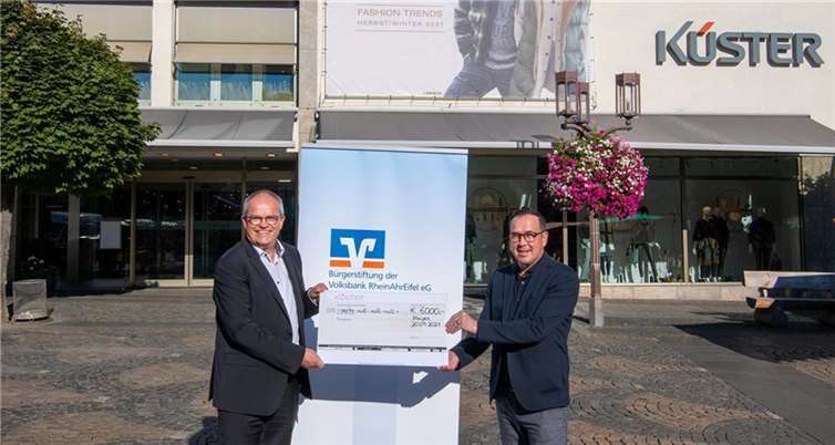 Markus Schmitt (r.) bei der Übergabe des Spendenschecks an Erich Leicht, Prokurist der Volksbank RheinAhrEifel eG.Foto: privat