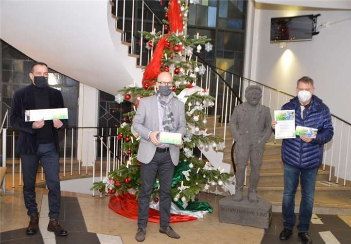 Markus Schmitt (v.li.n.re.), Oberbürgermeister Dirk Meid und Dieter Klein. Foto: Stadt Mayen