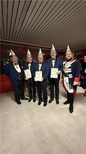 Markus Schröder, Jan Einig und Christian Scheinost wurden zu Ehrenoffizieren der Ehrengarde ernannt.  Foto: privat