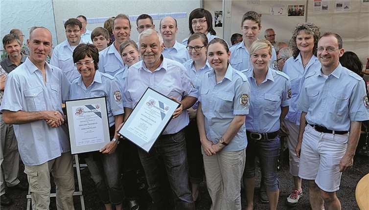 Markus Sebastian (l.) ernannte Irmgard und Manfred Friedrich sowie Burkhard Hoffmann zum Ehrenmitglied.FIX