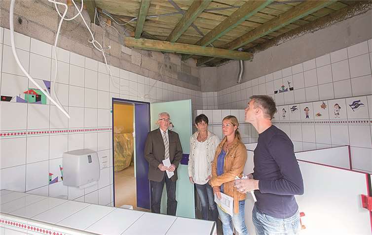 Markus Sommer (r.) erläutert Elternvertretern die Schäden und zu treffenden Maßnahmen. WT