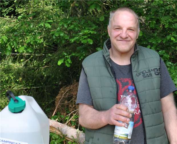 Markus Steinmetz ist auf der langen Strecke an einer Wasserausgabestation aktiv. Er wechselt seit Jahren zwischen Wanderer und Helfer.