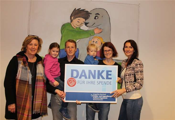 Markus Stenz mit seiner Familie während der Spendenübergabe im Kinder- und Jugendhospiz „Joshua´s Engelreich“ in Wilhelmshaven.privat