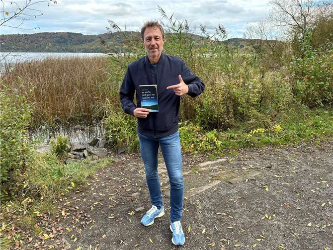 Markus Theisen am Tatort seines neuen Kriminalromans „Es stirbt sich gut am Laacher See“.  Foto: Stefan Pauly/VG-Verwaltung Mendig