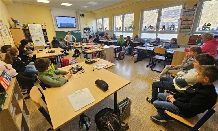 Kinderbuchautor Markus Theisen begeistert die Schülerinnen und Schüler  Markus Theisen besuchte die Grundschule Burgen erneut, diesmal stellte er sich jedoch den mittlerweile geübten Interviewern der vierten Klasse. Foto: Grundschule Burgen