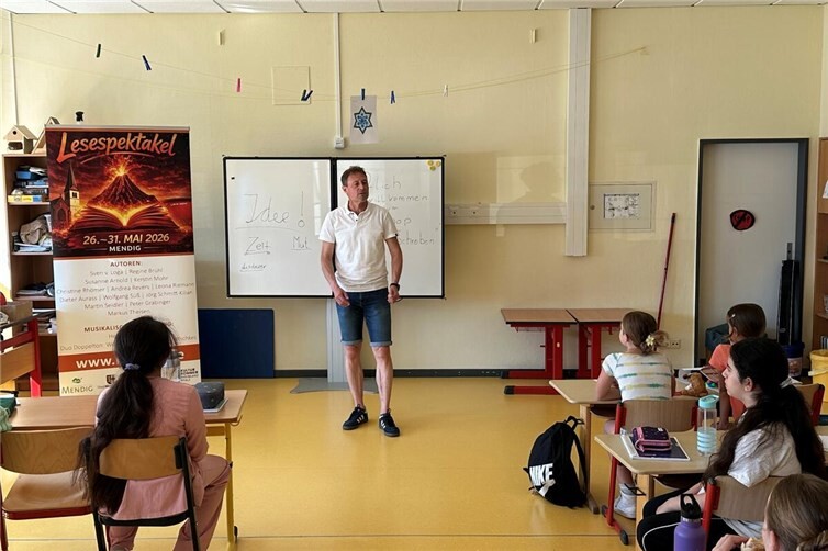 Markus Theisen leitete den Schreib-Workshop in der Grundschule Pfarrer Bechtel im Rahmen des „Lesespektakels“. 