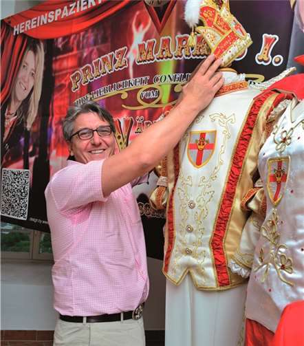 Markus Thiel setzte seinem Prinzenkostüm die Kappe auf und eröffnete damit die Ausstellung.