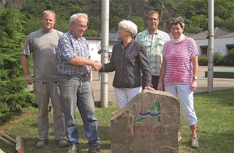 Markus Thielen(2.v.l.) und sein Mitarbeiter; Brigitte Blüm (3.v.l.) Vorsitzende Förderverein; Hausmeister Ingo Poppelreuter (2.v.r.) ; Helga Sonntag (1.v.r.) Vorstandsmitglied Förderverein.  Privat