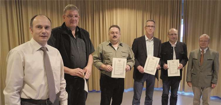 Markus Thomas (l.) ehrte Stefan Menten, Jörg Bungart, Karl-Heinz Basten und Alfons Fuchs (v.l.) mit der DJV-Verdienstnadel in Bronze.MT