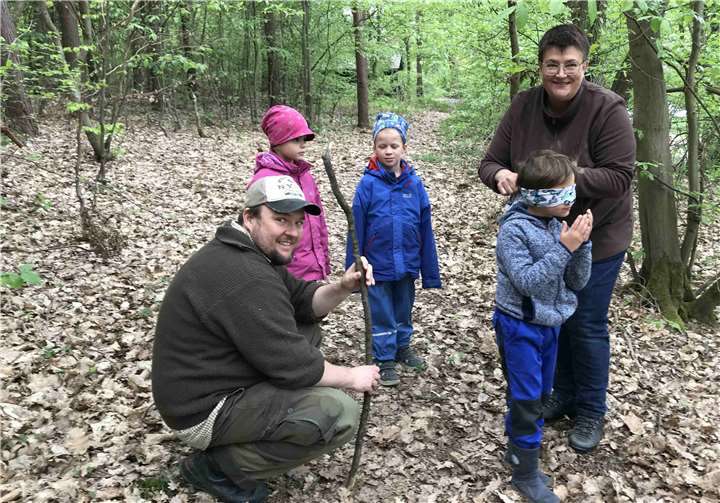 Markus Windheuser und Meike Ciupke mit den jungen Naturliebhabern beim „Wildschweinspiel“.