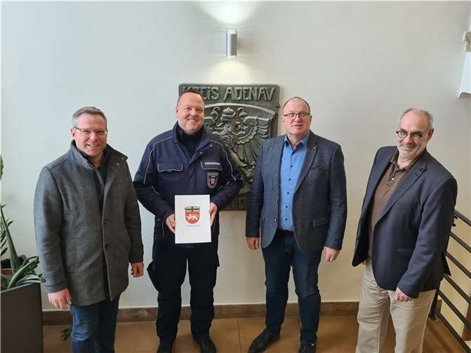 Markus Witt (2.v.li.) ist seit dem 1. Januar 20231 Vollzugsbeamter der Verbandsgemeinde Adenau. Bürgermeister Guido Nisius (2. v. rechts) übergab im Beisein der Fachbereichsleiter Bernhard Jüngling (rechts) und Dirk Hansen (links) das Bestellungsschreiben.  Foto: VG Adenau