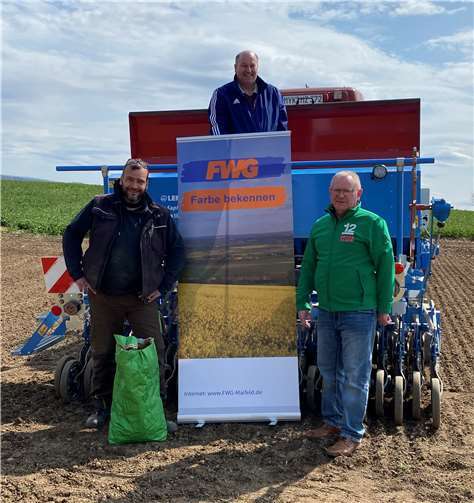Markus Zimmermann, Michael Kopp und Frank Breitbach bei der Übergabe des Saatgutes. Fotos: privat