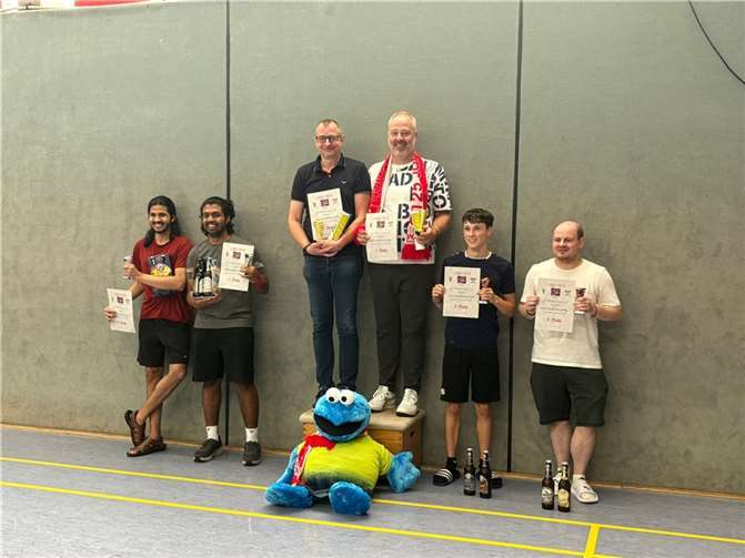 Markus und Lutz freuten sich über den ersten Platz vor den Herrendoppeln Aamoda Hegde/ Adarsh Aradhya (Unisport Trier) und Andreas Diewald/ Louis Lomberg (DJK Plaidt). Fotos: privat