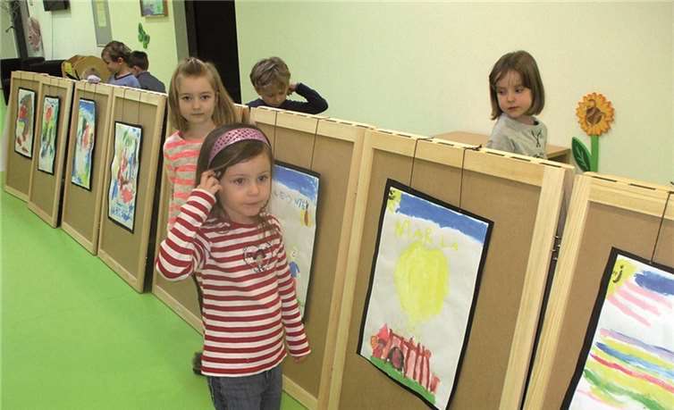 Marla präsentiert stolz ihr Kunstwerk.Stadt Meckenheim